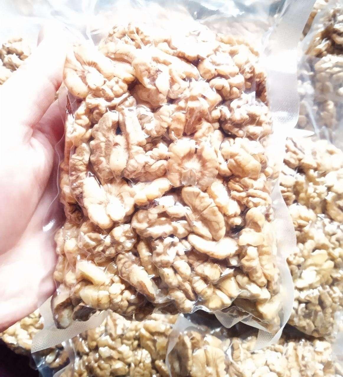 Premium Kashmiri walnut kernels light halves